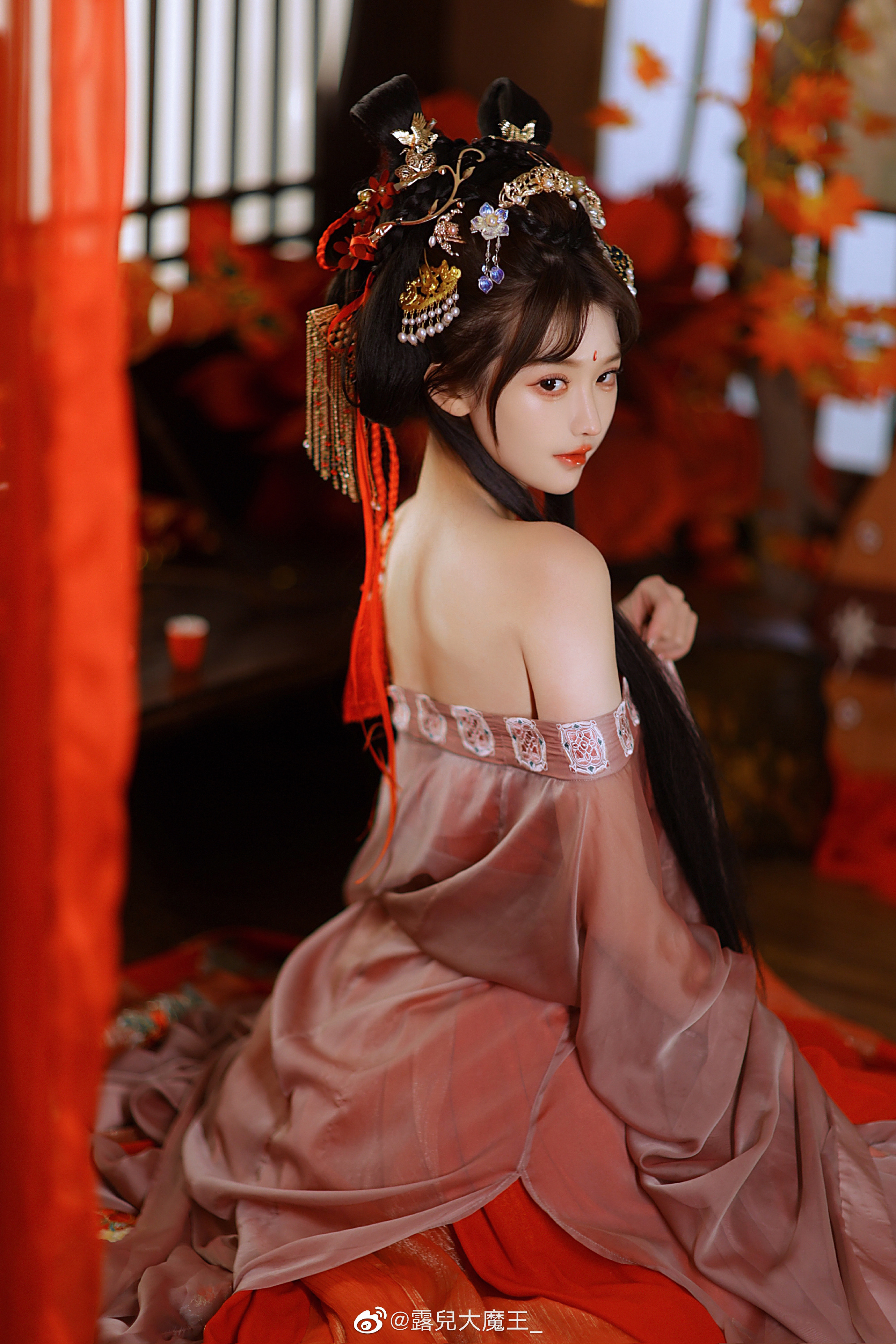 窗前红花弄清影，庭外声声惹人疑。