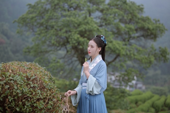 唯有山茶偏耐久，绿丛又放数枝红。