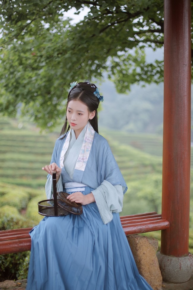 唯有山茶偏耐久，绿丛又放数枝红。