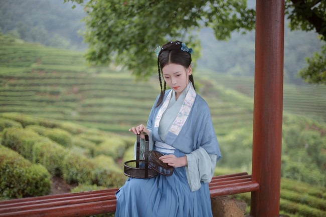 唯有山茶偏耐久，绿丛又放数枝红。