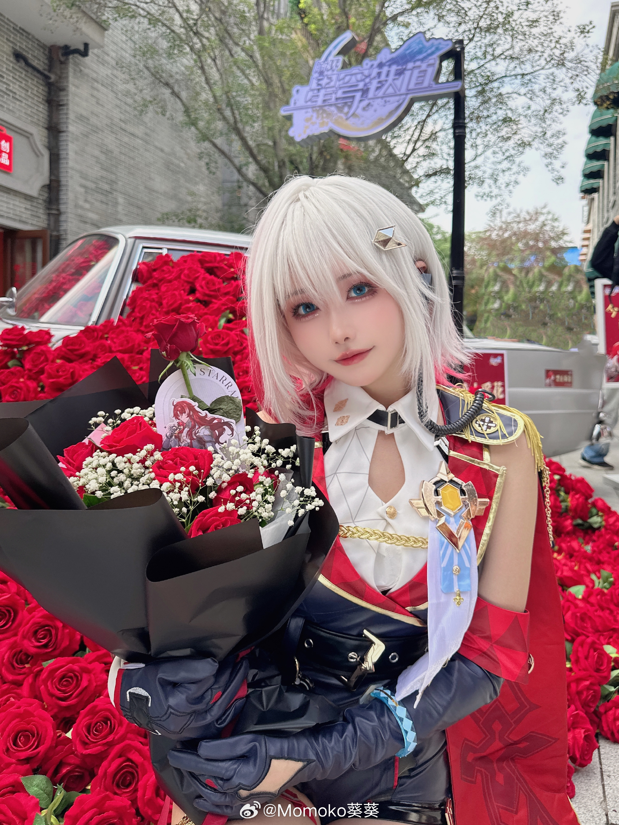 COSPLAY 听说有玫瑰花海，立刻就来拍啦！这就是二次元的执行力 崩坏：星穹铁道 托帕@Momoko葵葵 COSPLAY-第1张