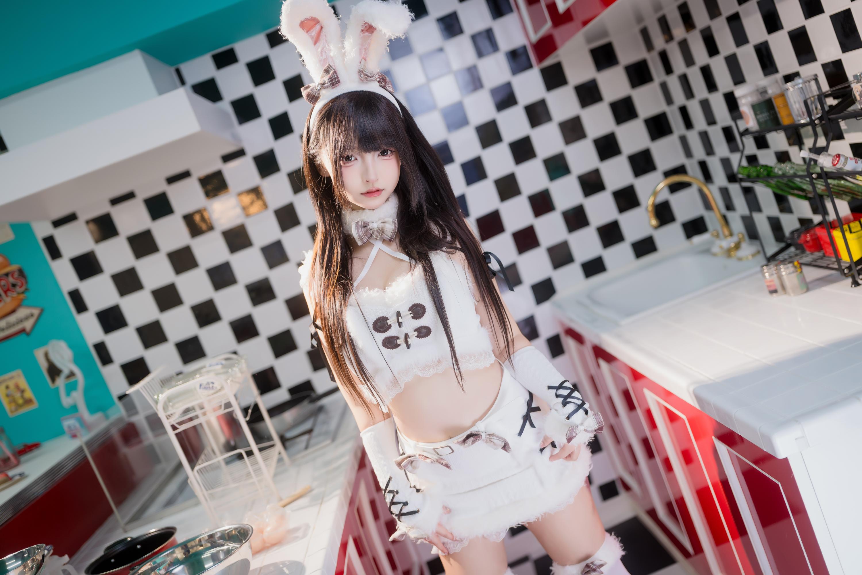 神楽坂真冬 毛绒白兔，冬日暖萌写真全记录，从场景构建到光影诗意的细节剖析