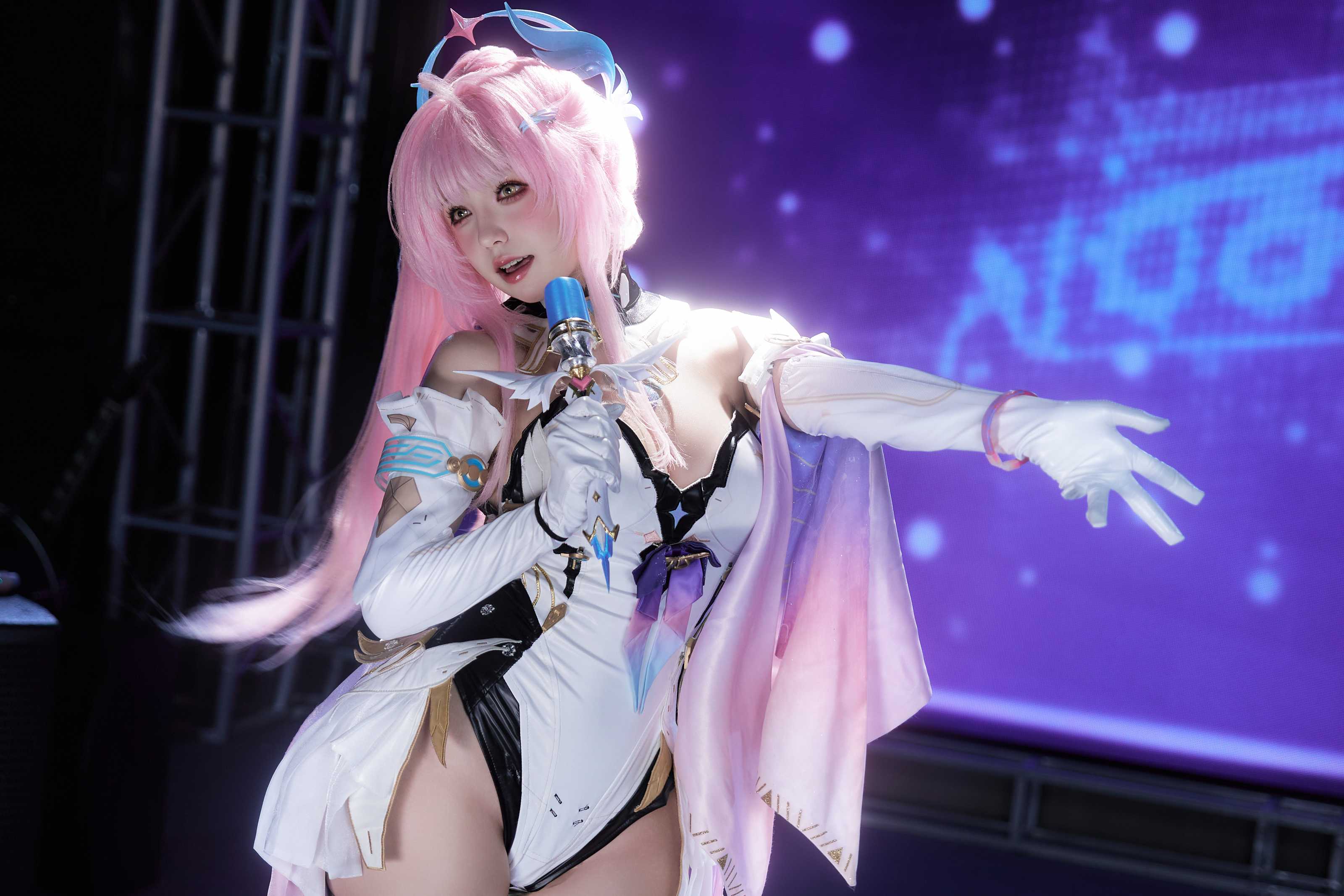 阿薰kaOri 鸣潮 爱弥斯，光影交织下的虚拟歌姬现实演绎全记录