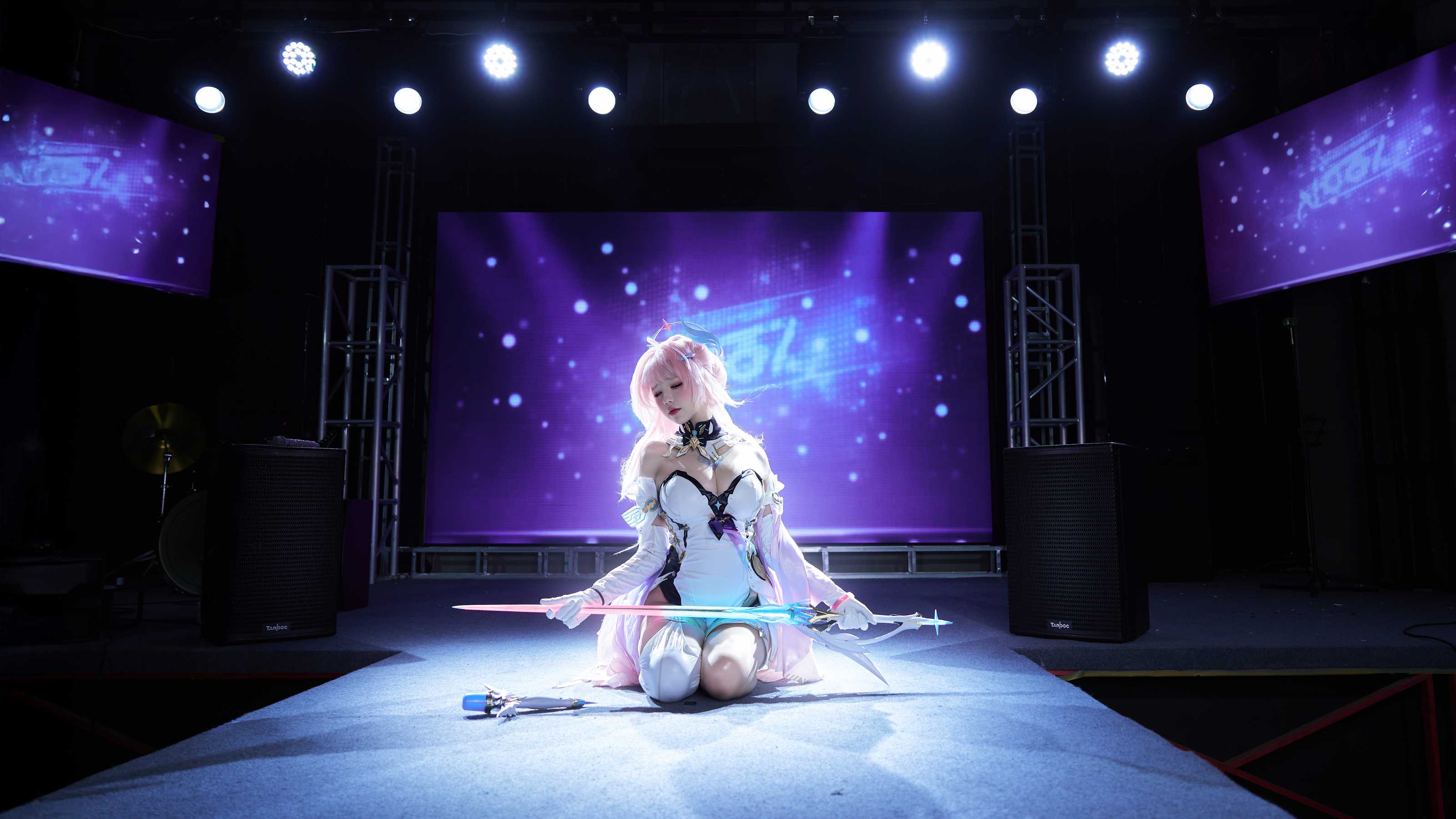 阿薰kaOri 鸣潮 爱弥斯，光影交织下的虚拟歌姬现实演绎全记录