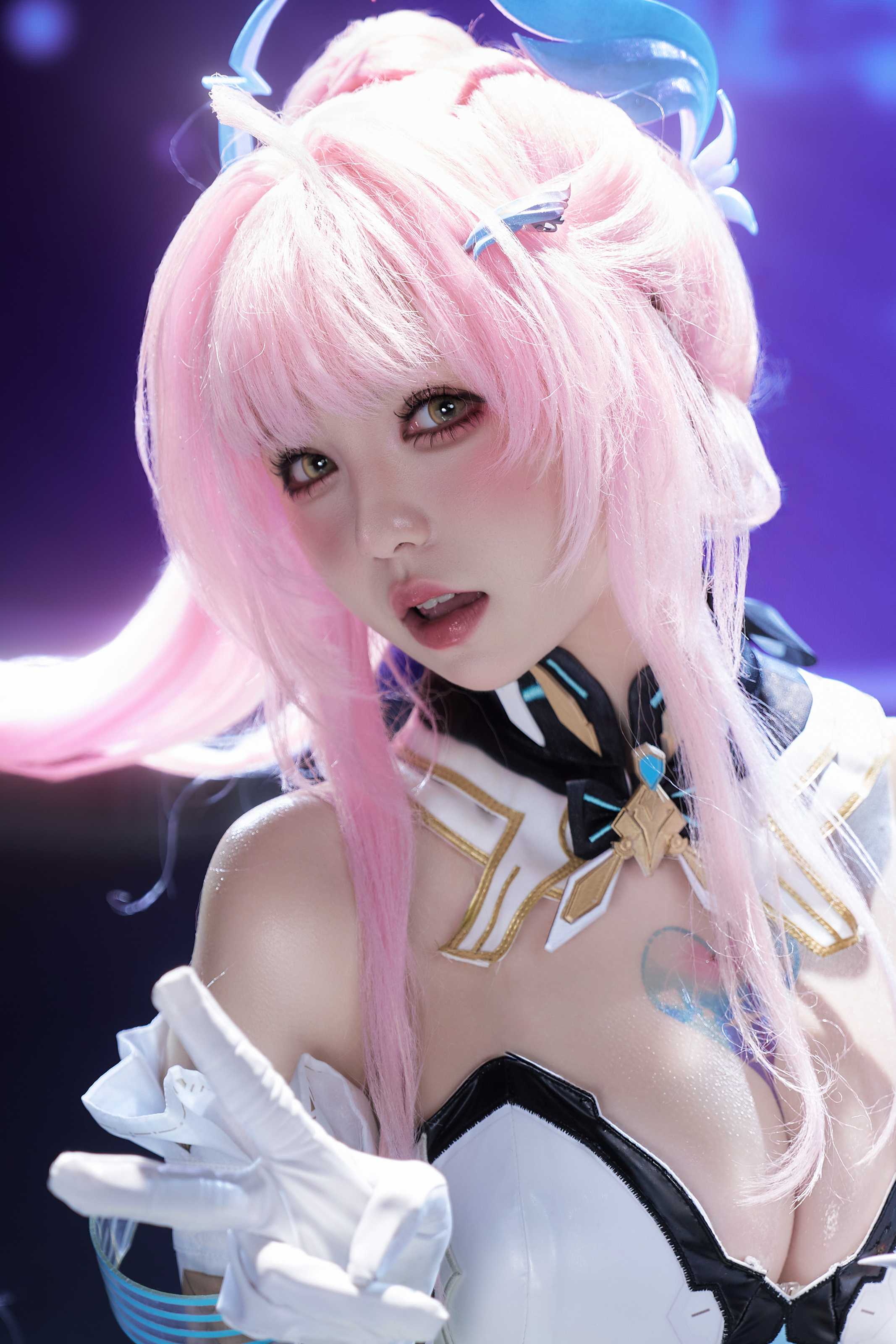 阿薰kaOri 鸣潮 爱弥斯，光影交织下的虚拟歌姬现实演绎全记录