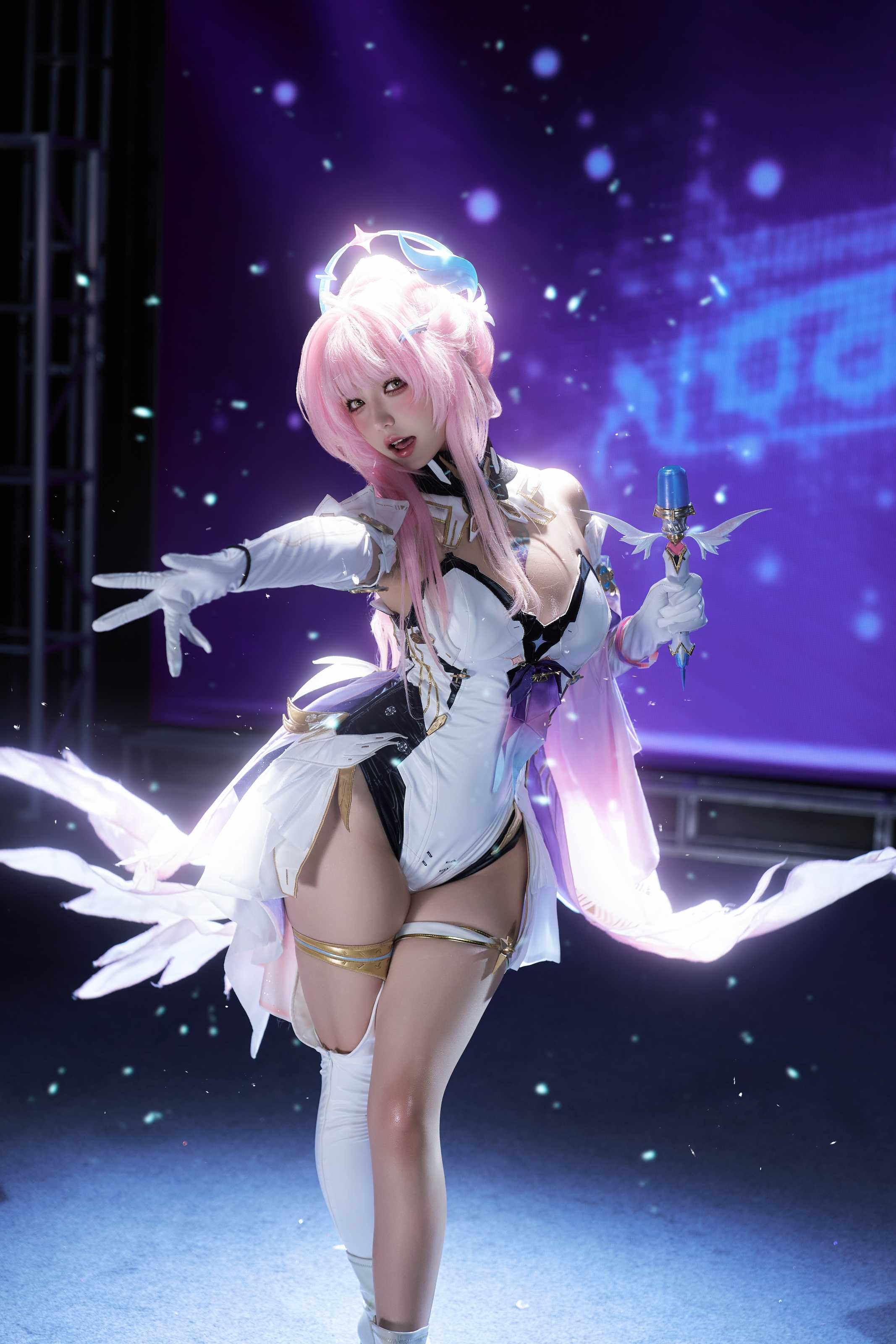 阿薰kaOri 鸣潮 爱弥斯，光影交织下的虚拟歌姬现实演绎全记录