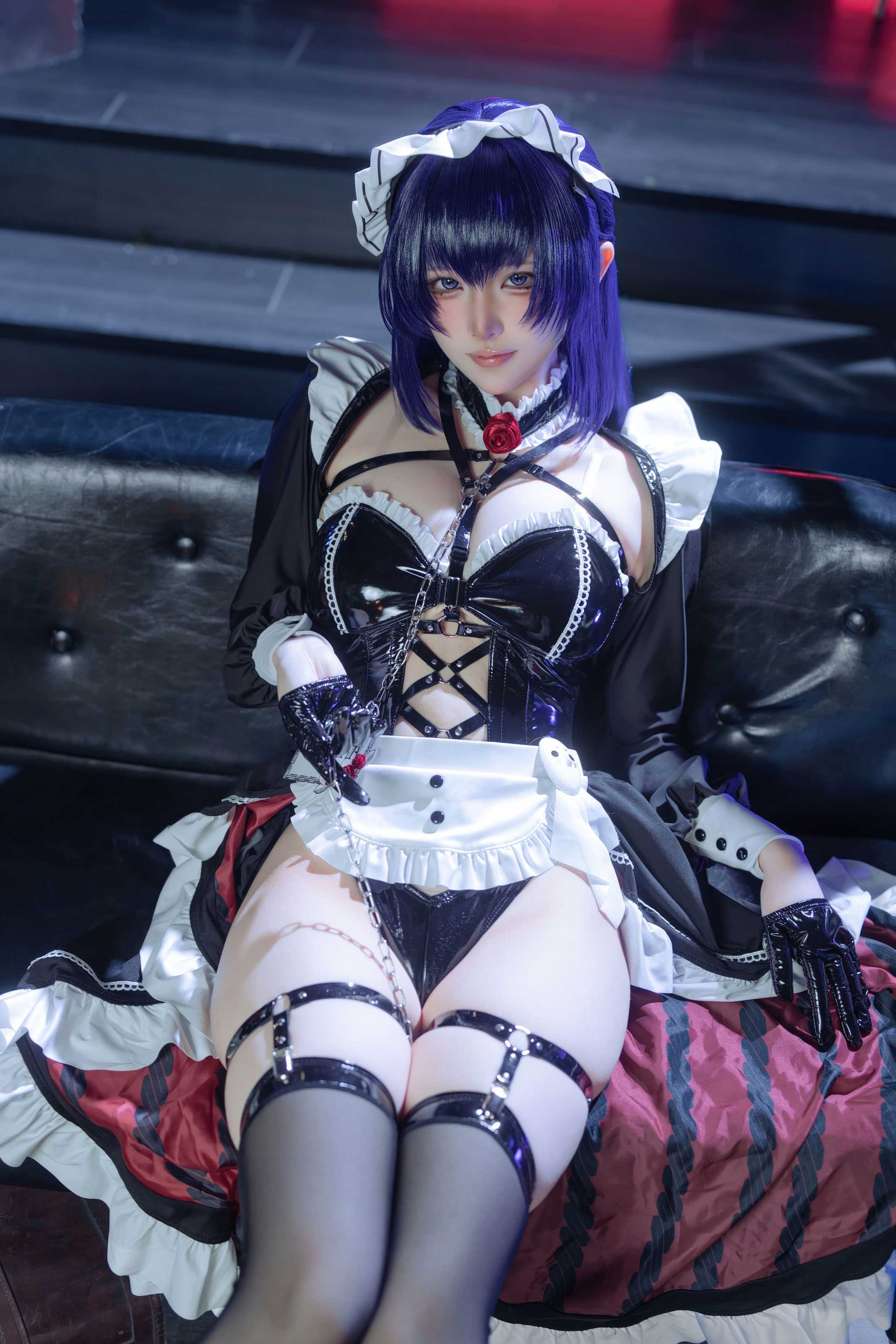 屿鱼Yukako Nikke胜利女神 米哈拉·咖啡女仆，光影交织下的虚拟角色真人化摄影全记录