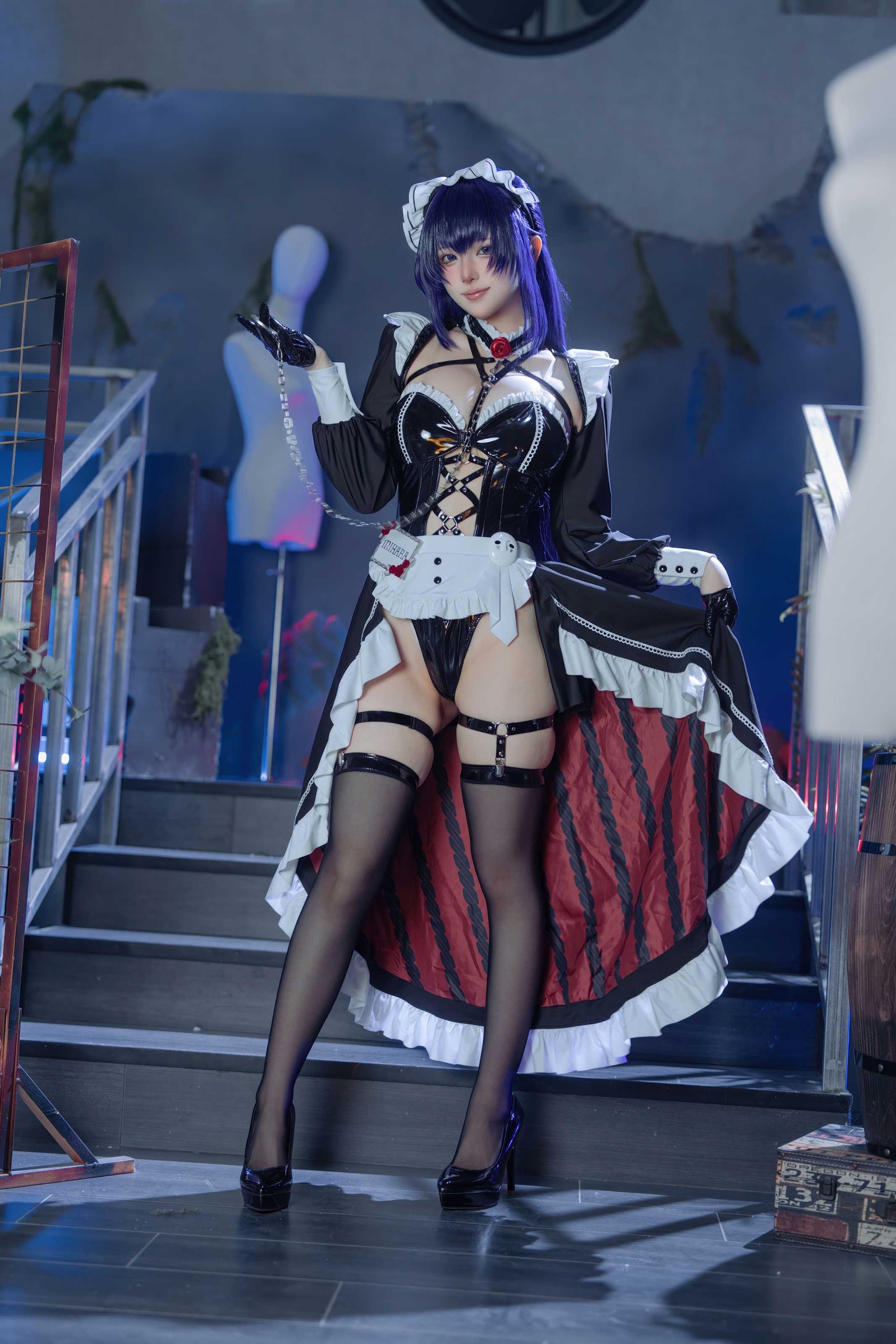 屿鱼Yukako Nikke胜利女神 米哈拉·咖啡女仆，光影交织下的虚拟角色真人化摄影全记录