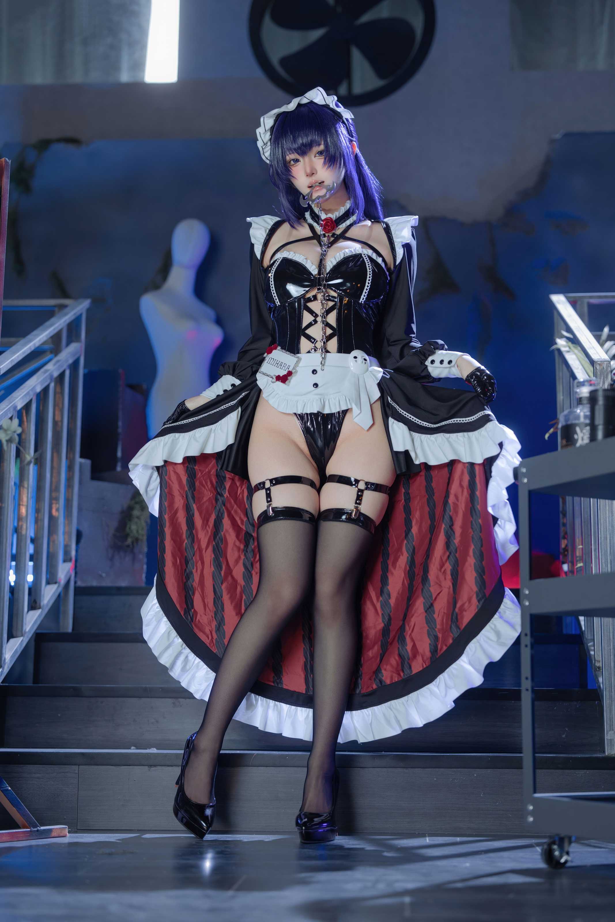 屿鱼Yukako Nikke胜利女神 米哈拉·咖啡女仆，光影交织下的虚拟角色真人化摄影全记录