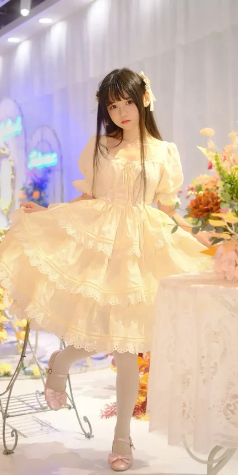 五彩斑斓的世界中唯一的洁白——芙拉小姐