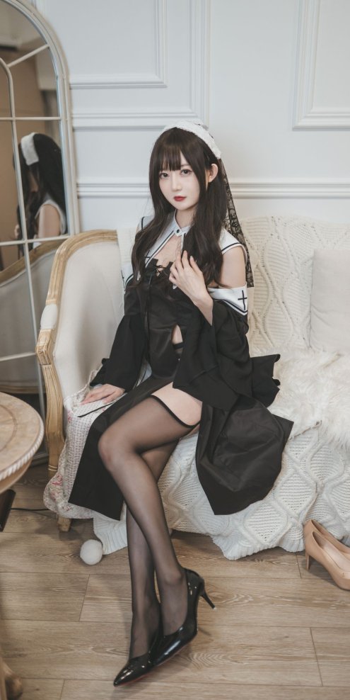 51酱-Cosplay黑丝修女