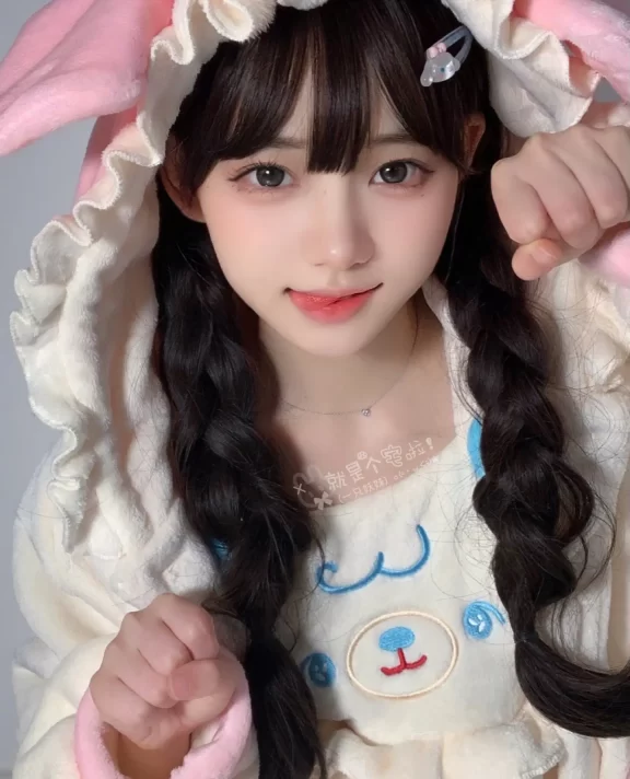 现实里的我文静儒雅,恬静淡然