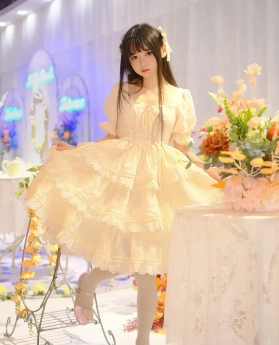 五彩斑斓的世界中唯一的洁白——芙拉小姐