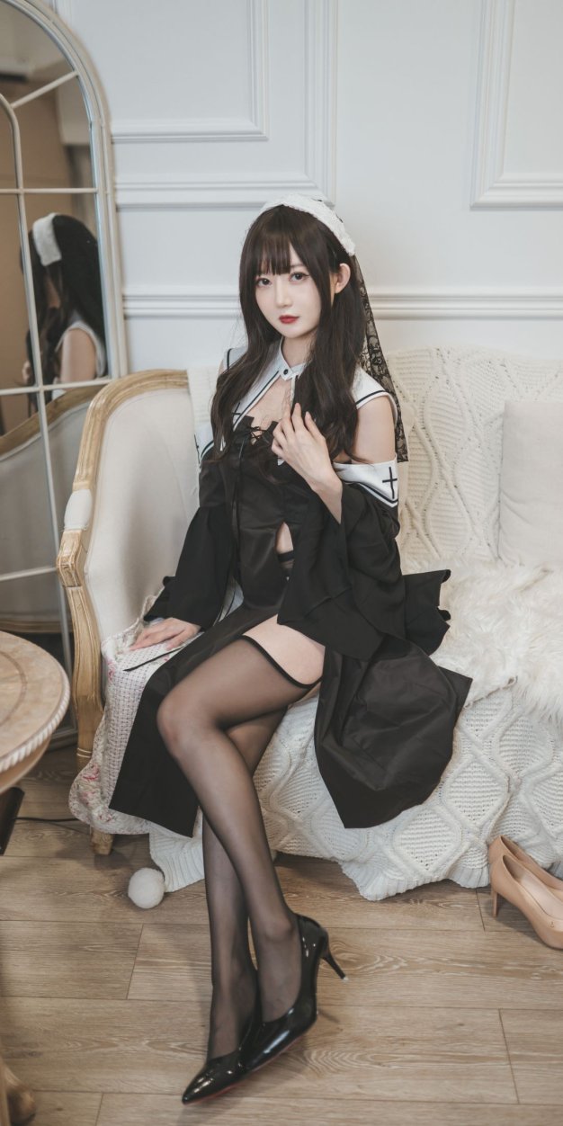 51酱-Cosplay黑丝修女