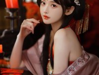 窗前红花弄清影，庭外声声惹人疑。