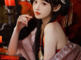 窗前红花弄清影，庭外声声惹人疑。