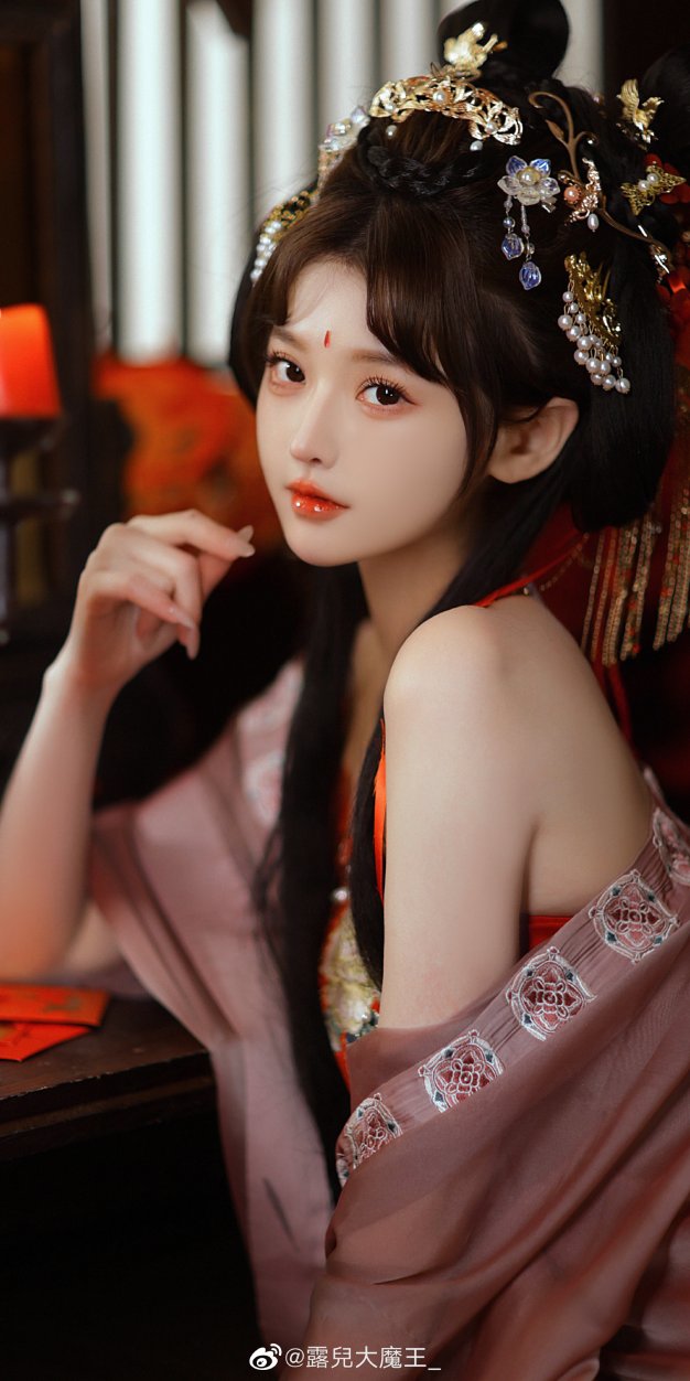 窗前红花弄清影，庭外声声惹人疑。