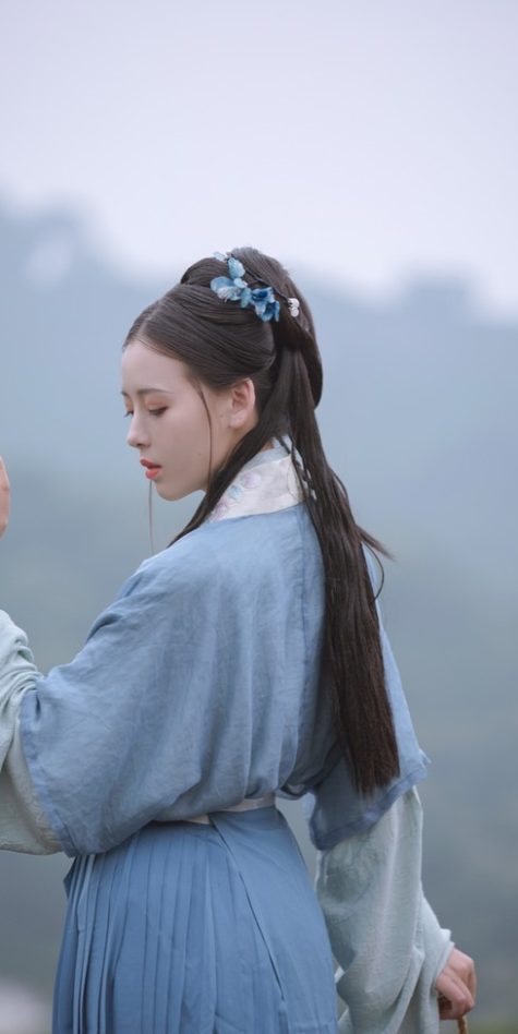 唯有山茶偏耐久，绿丛又放数枝红。