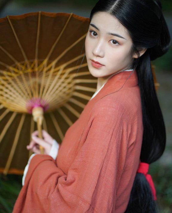 三月三日天气新，长安水边多丽人。