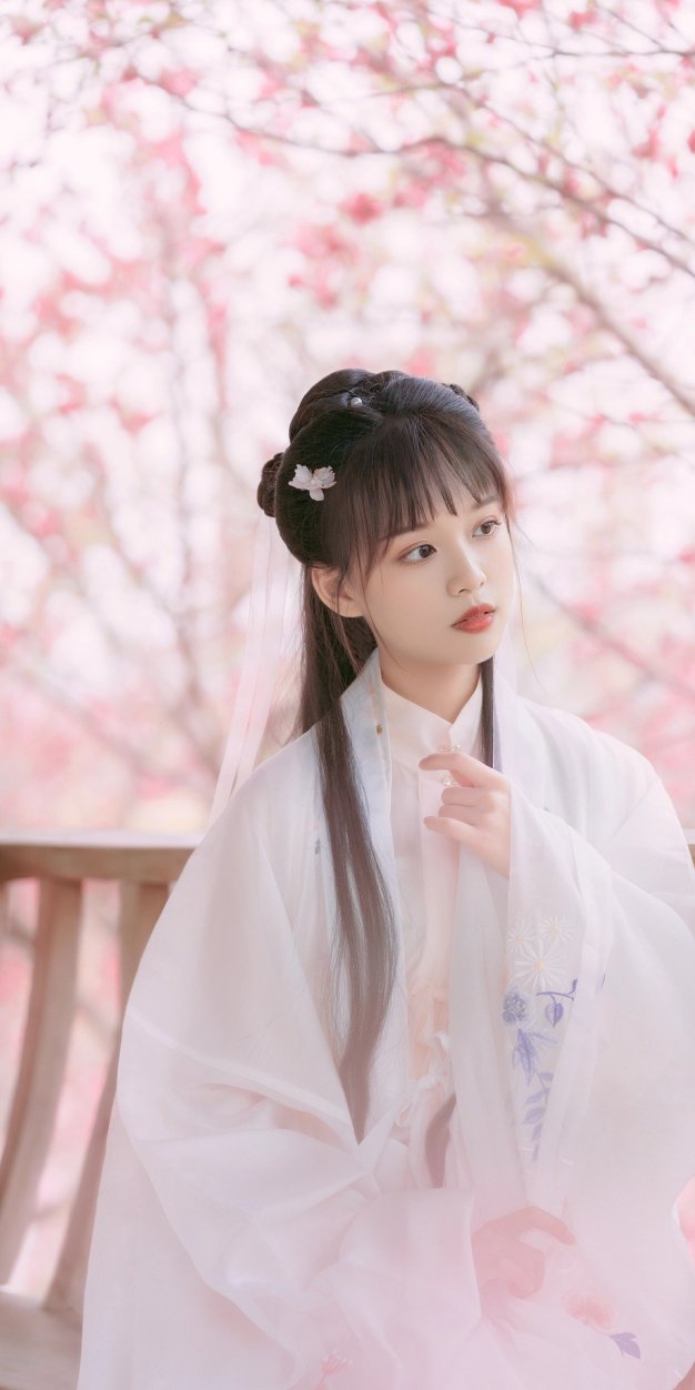 桃红复含宿雨，柳绿更带朝烟。