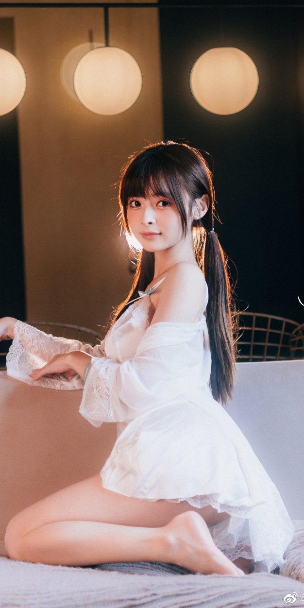 清河海风溶溶月色，共赏之人就在身侧