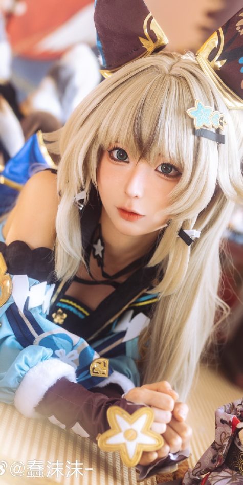 海风吹不散玫瑰，月色难逃皎皎