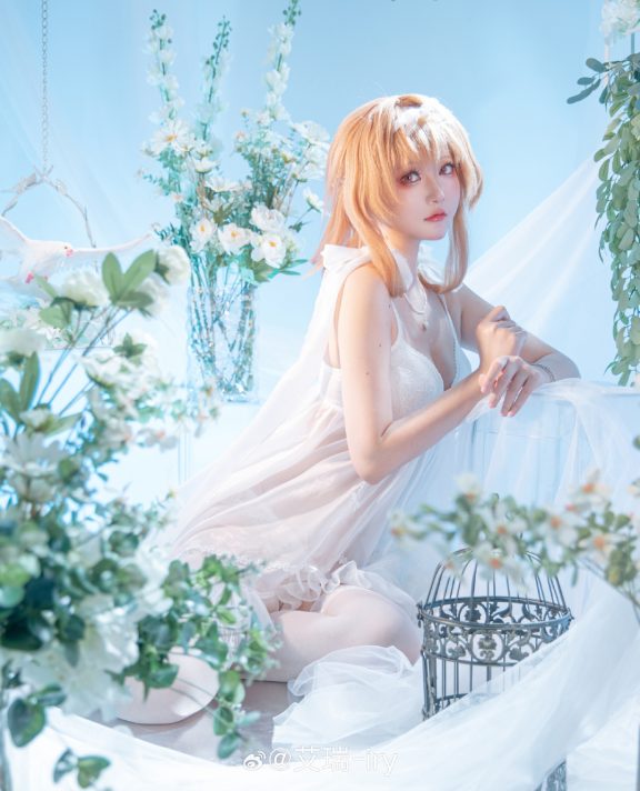 渴望触碰天空的金丝雀，被困于名为“家族”的华丽牢笼中?️