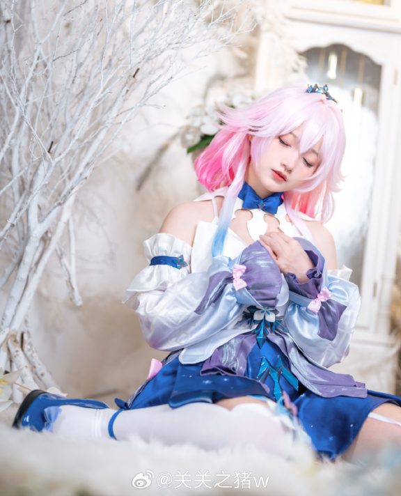 天光渐暗,暮色里遗漏了一丝蓝,星辰便从中亮起。