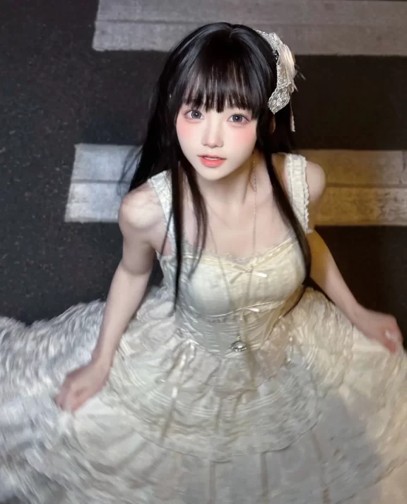 你站在原地,自认为能回到过去。可世界上有成千上万种爱,却没有一种爱可以重来