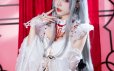 喜欢这朵花？或者……想看看它是如何被染红？