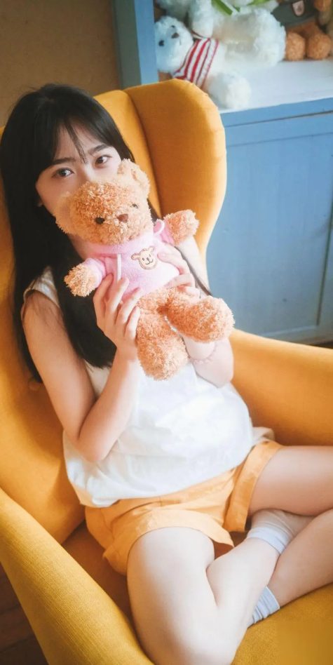 在匆忙的世界中，我们总是步履匆匆，仿佛被一股无形的力量推着向前。