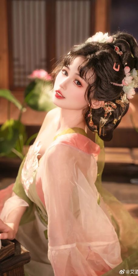 汉服写真 | 荷叶罗裙一色裁，芙蓉向脸两边开