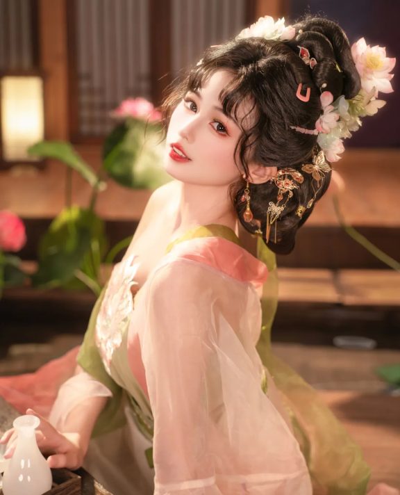 汉服写真 | 荷叶罗裙一色裁，芙蓉向脸两边开