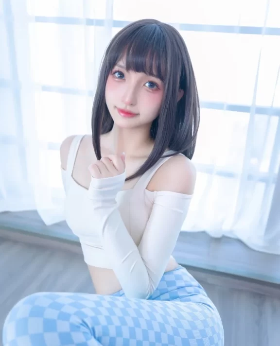 神楽坂真冬 – 《蓝白格》魅力演绎