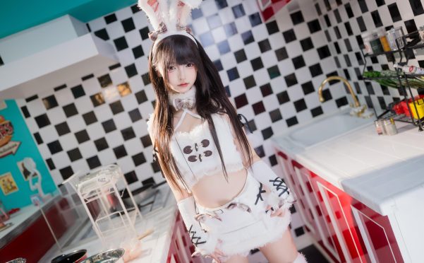 神楽坂真冬 毛绒白兔，冬日暖萌写真全记录，从场景构建到光影诗意的细节剖析