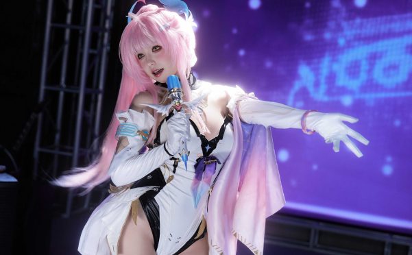 阿薰kaOri 鸣潮 爱弥斯，光影交织下的虚拟歌姬现实演绎全记录