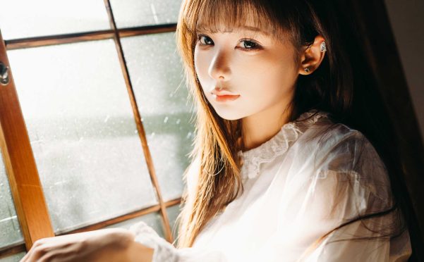 蠢沫沫 阳，光影交织下的元气少女与午后慵懒时光写真摄影故事